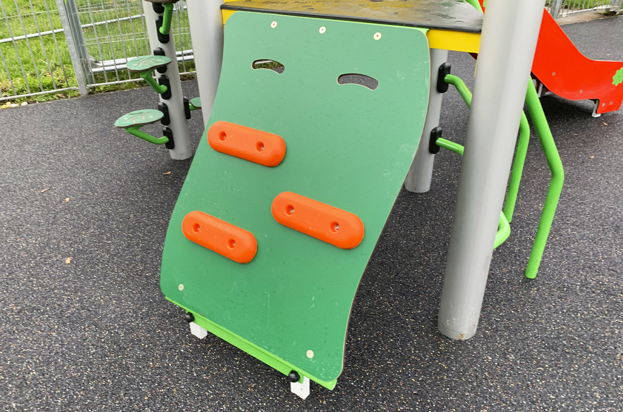 Spider Multiplay, green and orange ramp to access platform