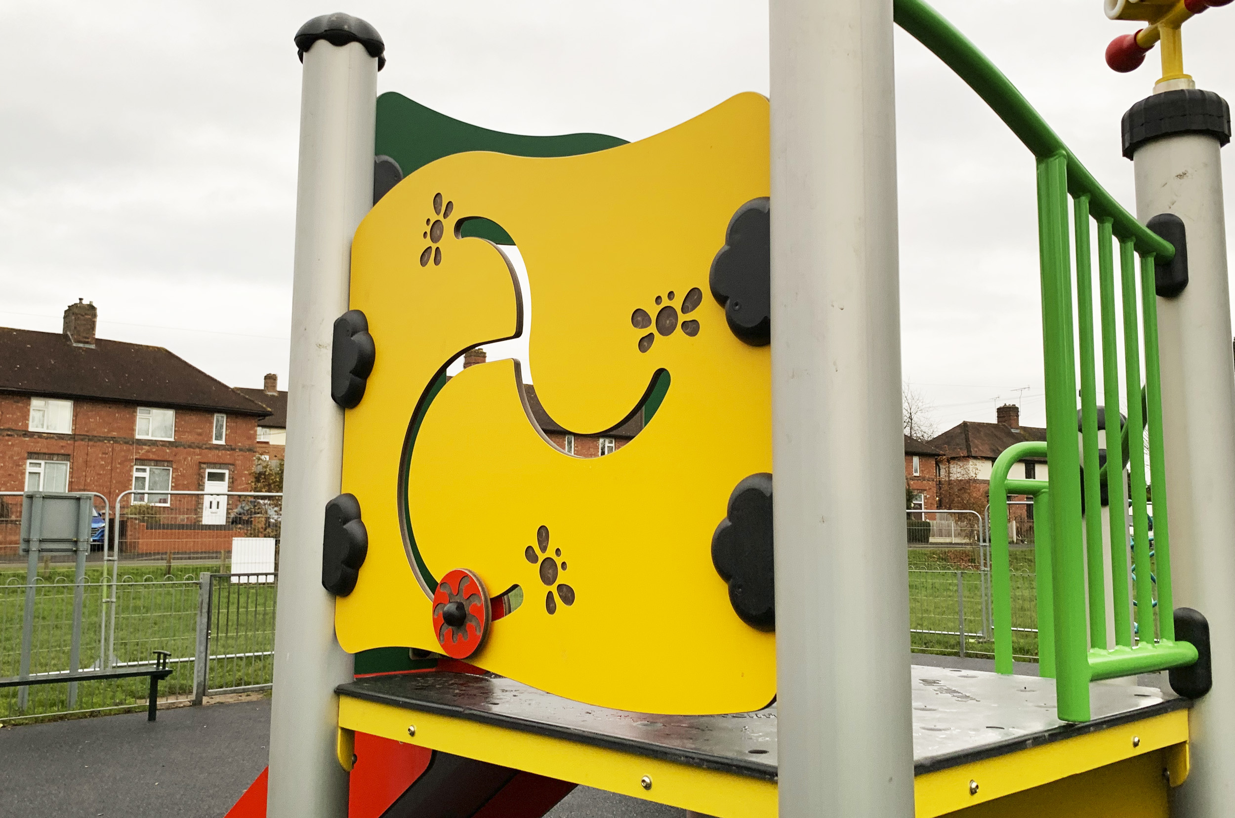 Spider Multiplay, yellow play panel with insect modifies